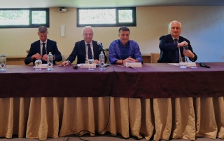 De izquierda a derecha el presidente del TSJ de Cantabria, José Luis Ĺópez del Moral, el de Asturias, Jesús María Chamorro, el alcalde de Cangas del Narcea, José Luis Fontaniella y el presidente del TSJ de Castilla y León, José Luis Concepción